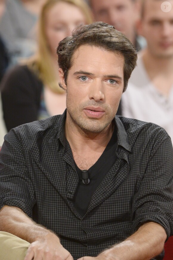 Nicolas Bedos sur le plateau de Vivement dimanche, à Paris le 30 octobre 2013.