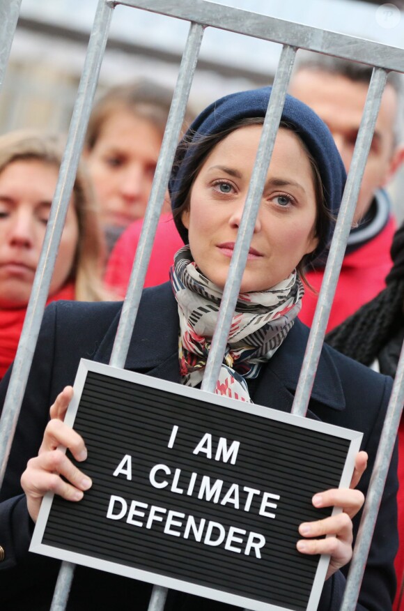 Marion Cotillard ne lâche rien et milite devant le Palais Royal à Paris, en faveur des 28 militants de Greenpeace retenus en Russie, le 15 novembre 2013.