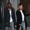 Kanye West quitte son appartement dans le quartier de SoHo avec sa fiancée Kim Kardashian. Le couple se rend au Barclays Center à Brooklyn, où Kanye West livre son second concert. New York, le 20 novembre 2013.