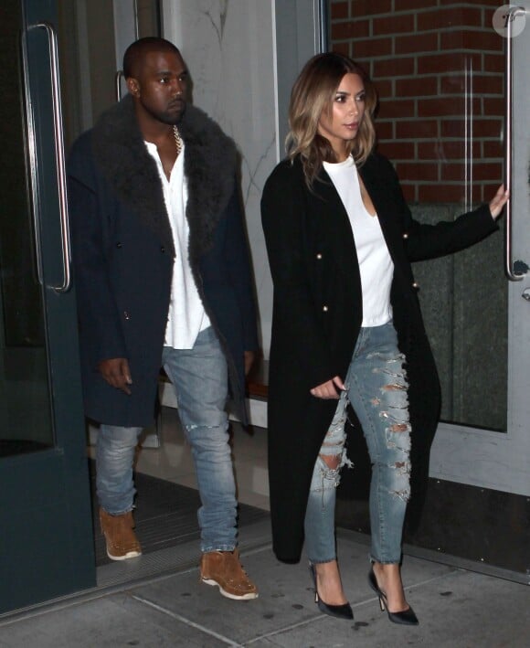 Kanye West quitte son appartement dans le quartier de SoHo avec sa fiancée Kim Kardashian. Le couple se rend au Barclays Center à Brooklyn, où Kanye West livre son second concert. New York, le 20 novembre 2013.