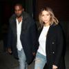 Kanye West, stylé en manteau Lanvin (collection automne-hiver 2012-2013), et Kim Kardashian, chic en manteau militaire et jean Saint Laurent, se rendent au Barclays Center à Brooklyn, où Kanye West livre son second concert. New York, le 20 novembre 2013.