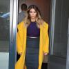 Kim Kardashian, lumineuse dans un manteau jaune Max Mara, quitte l'appartement de son fiancé Kanye West situé dans le quartier de SoHo. New York, le 20 novembre 2013.