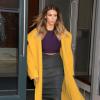 Kim Kardashian, lumineuse dans un manteau jaune Max Mara, quitte l'appartement de son fiancé Kanye West situé dans le quartier de SoHo. New York, le 20 novembre 2013.