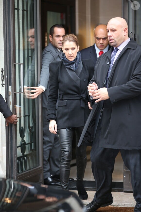 La diva Céline Dion quitte son hôtel à Paris pour se rendre à Anvers en Belgique, pour le premier concert de sa tournée européenne. Le 21 novembre 2013.