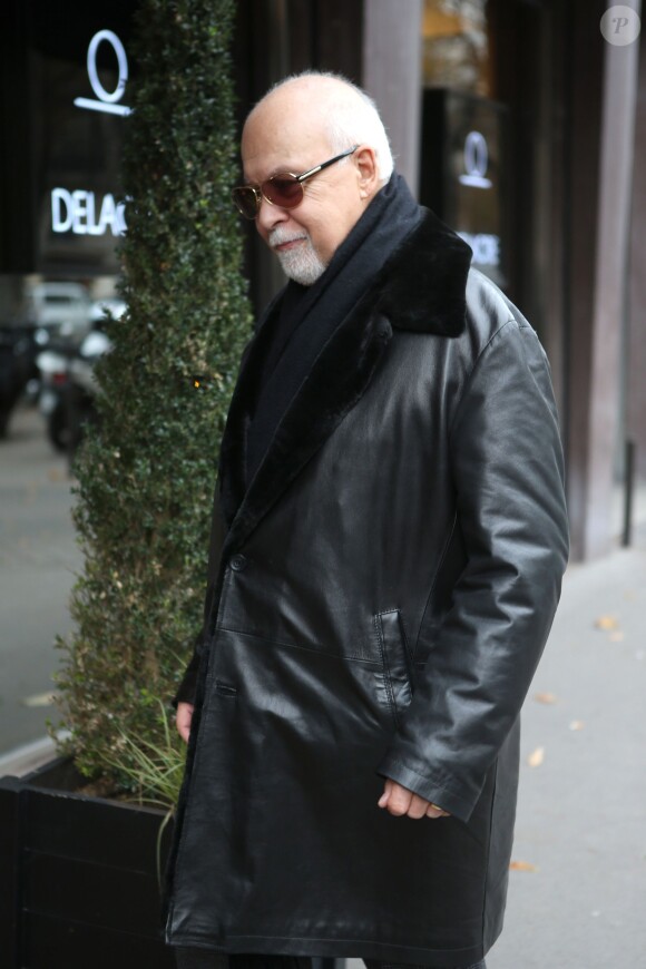 René Angélil est allé faire un peu de shopping avenue George V, avant de se rendre chez Delacre pour une séance coiffure, à Paris, le 20 novembre 2013.