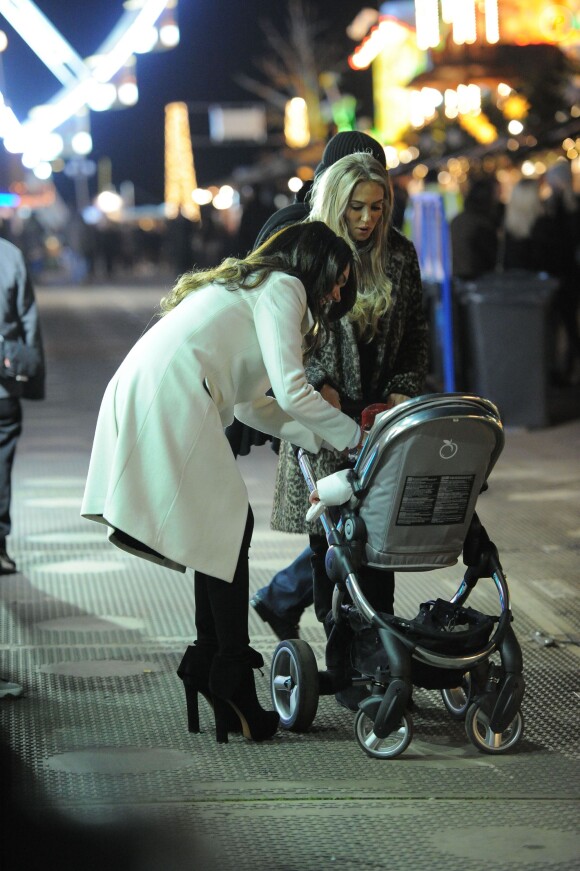 Tamara Ecclestone, enceinte, sa soeur Petra, et sa fille Lavinia assistent au soir d'ouverture de Winter Wonderland à Hyde Park. Londres, le 21 novembre 2013.