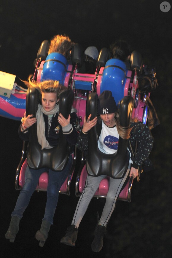 Cara Delevingne et Georgia May Jagger s'éclatent dans les attractions du parc d'attractions Winter Wonderland à Hyde Park. Londres, le 21 novembre 2013.