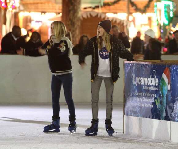 Cara Delevingne et Georgia May Jagger s'essayent au patin à glace lors du soir d'ouverture de Winter Wonderland à Hyde Park. Londres, le 21 novembre 2013.