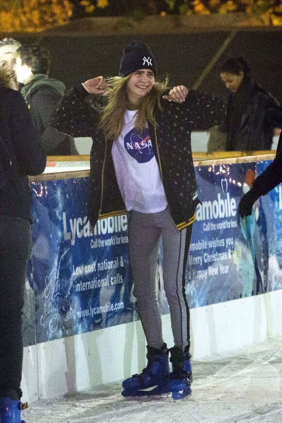 Cara Delevingne fait du patin à glace au parc d'attractions Winter Wonderland à Londres. Le 21 novembre 2013.