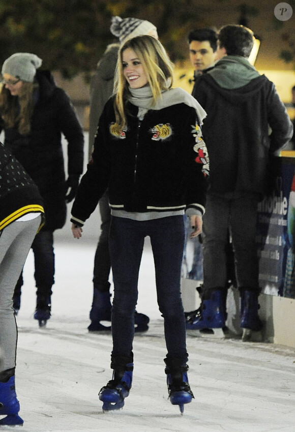 Georgia May Jagger fait du patin à glace au parc d'attractions Winter Wonderland à Londres. Le 21 novembre 2013.