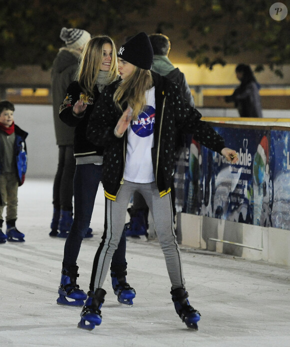 Cara Delevingne et Georgia May Jagger font du patin à glace au parc d'attractions Winter Wonderland à Londres. Le 21 novembre 2013.