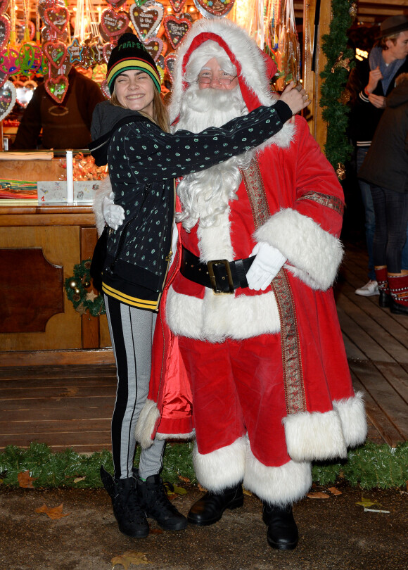 Cara Delevingne et un père Noël lors du soir d'ouverture du Winter Wonderland à Hyde Park. Londres, le 21 novembre 2013.