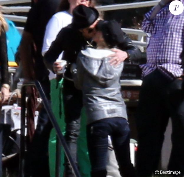 Exclusif - Justin Theroux embrasse une mystérieuse inconnue lors de l'anniversaire de Susan Downey à San Francisco, le 10 novembre 2013.