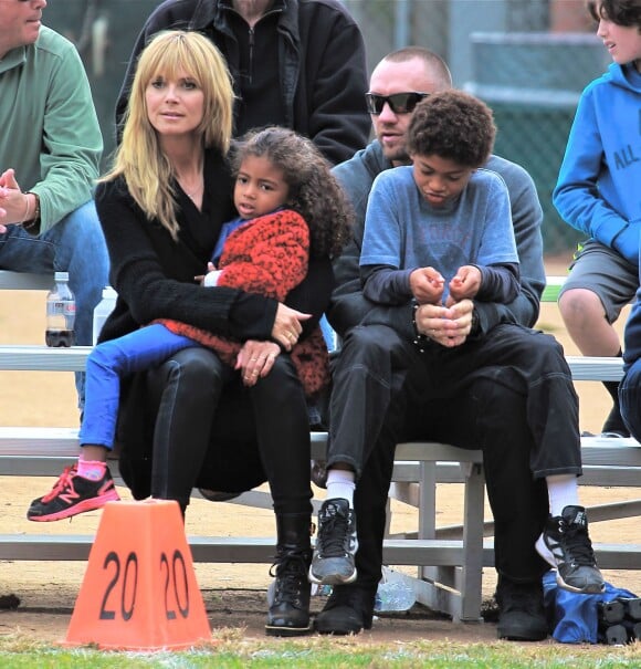 le top allemand Heidi Klum en compagnie de son petit ami Martin Kirsten assistent au match de football de ses enfants ( Leni, Henry, Johan et Lou ) à Brentwood Los Angeles, le 16 novembre 2013