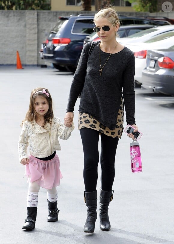 Sarah Michelle Gellar accompagne sa fille Charlotte à son cours de danse à Los Angeles, le 23 novembre 2013
