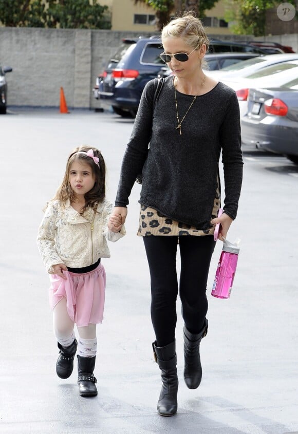 Sarah Michelle Gellar et sa fille Charlotte : duo complice pour se rendre à son cours de danse à Los Angeles, le 23 novembre 2013