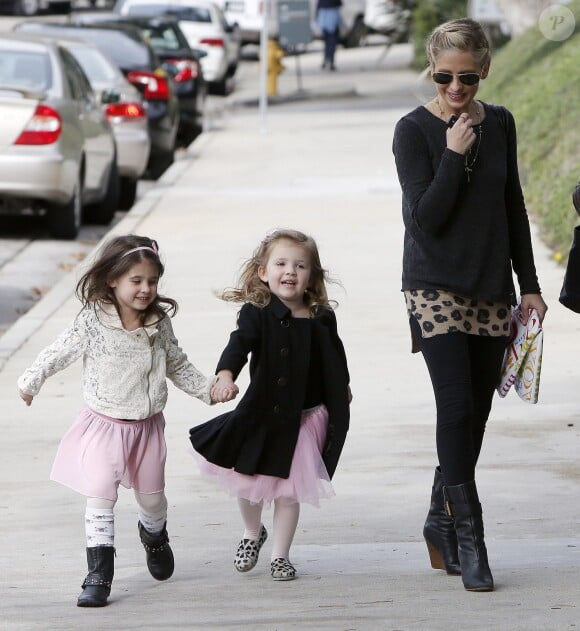 Sarah Michelle Gellar accompagne sa fille Charlotte à son cours de danse à Los Angeles, le 23 novembre 2013. La petite Charlotte retrouve sa meilleure copine avec bonheur !