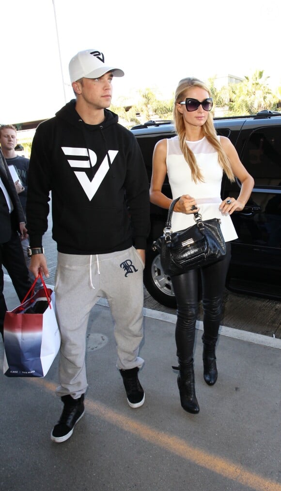 Paris Hilton, accompagnée de son petit-ami River Viiperi, arrive à l'aéroport de Los Angeles, le 14 Novembre 2013, pour prendre l'avion direction l'Asie.