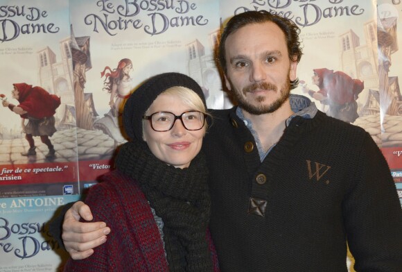 Virginie de Clausade et son compagnon Dimitri Storoge à la representation exceptionnelle de la comédie musicale "Le bossu de Notre-Dame" au théâtre Antoine à Paris le 24 novembre 2013.