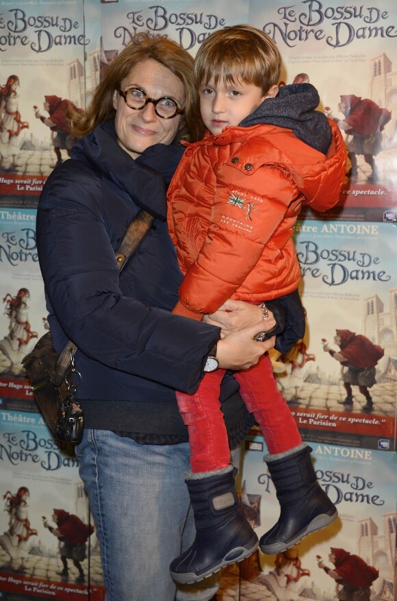 Sonia Dubois et son fils Hippolyte à la representation exceptionnelle de la comédie musicale "Le bossu de Notre-Dame" au théâtre Antoine à Paris le 24 novembre 2013.