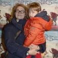 Sonia Dubois et son fils Hippolyte (4 ans) à la representation exceptionnelle de la comédie musicale "Le bossu de Notre-Dame" au théâtre Antoine à Paris le 24 novembre 2013.