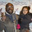 Lucien Jean-Baptiste et ses enfants à la representation exceptionnelle de la comédie musicale "Le bossu de Notre-Dame" au théâtre Antoine à Paris le 24 novembre 2013.