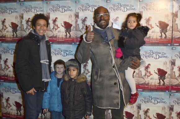 Lucien Jean-Baptiste et ses enfants à la representation exceptionnelle de la comédie musicale "Le bossu de Notre-Dame" au théâtre Antoine à Paris le 24 novembre 2013.