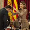 La princesse Letizia d'Espagne décernant une médaille d'or lors de la remise à Valence des Prix Roi Jaime Ier le 25 novembre 2013