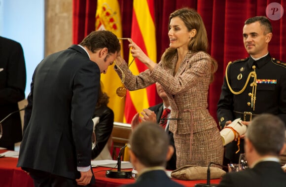 La princesse Letizia d'Espagne décernant une médaille d'or lors de la remise à Valence des Prix Roi Jaime Ier le 25 novembre 2013