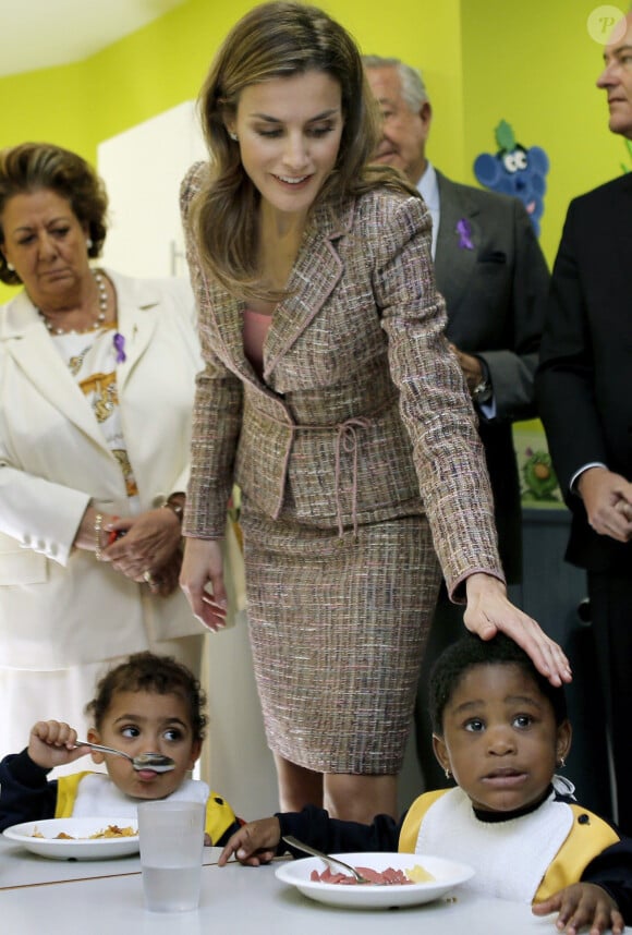 Letizia d'Espagne en visite dans les locaux de l'Association caritative valencienne, le 25 novembre 2013