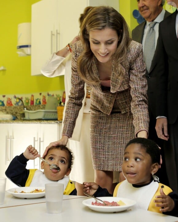 Letizia d'Espagne en visite auprès de la section enfance dans les locaux de l'Association caritative valencienne, le 25 novembre 2013