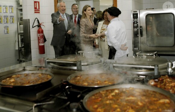 Letizia d'Espagne en visite dans les cuisines de l'Association caritative valencienne, le 25 novembre 2013