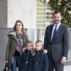 Letizia et Felipe d'Espagne avec leurs filles Leonor et Sofia au CHU Quiron de Madrid le 22 novembre 2013, visitant le roi Juan Carlos Ier.