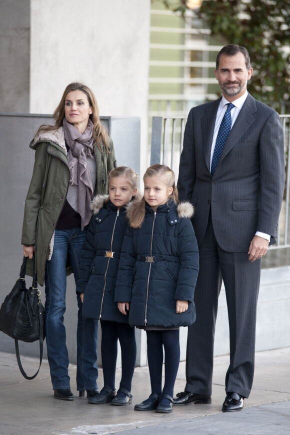 Letizia et Felipe d'Espagne avec leurs filles Leonor et Sofia au CHU Quiron de Madrid le 22 novembre 2013, visitant le roi Juan Carlos Ier.