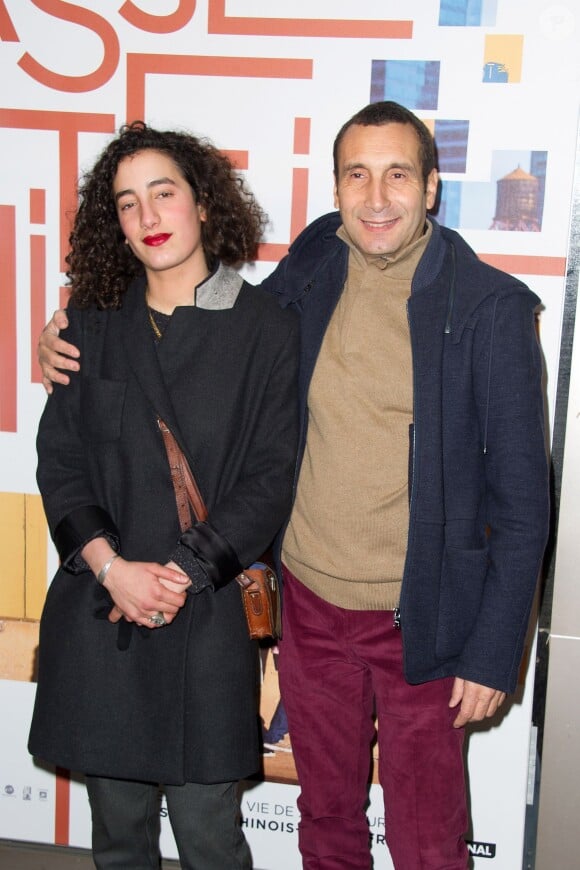 Zinedine Soualem et sa fille Mouna lors de l'avant-première du film "Casse-tête chinois" à Paris, le 25 novembre 2013
