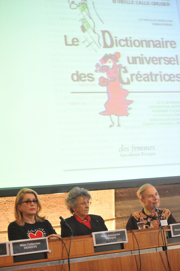 Catherine Deneuve, Antoinette Fouque et Beatrice Didier lors de la présentation du Dictionnaire universel des créatrices au siège de l'Unesco à Paris, le 22 novembre 2013