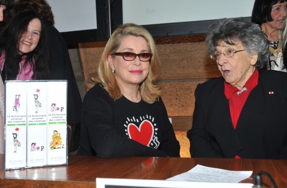 Catherine Deneuve et Antoinette Fouque lors de la présentation du Dictionnaire universel des créatrices au siège de l'Unesco à Paris, le 22 novembre 2013