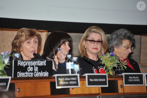 Edith Cresson, Mireille Calle-Gruber, Catherine Deneuve et Antoinette Fouque lors de la présentation du Dictionnaire universel des créatrices au siège de l'Unesco à Paris, le 22 novembre 2013