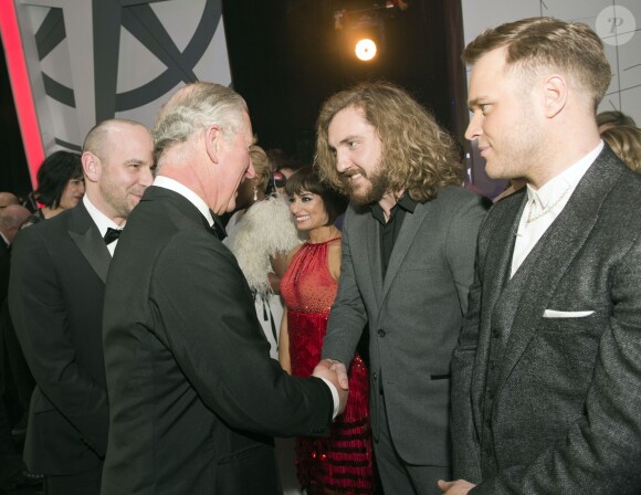 Le prince Charles saluant les artistes de la Royal Variety Performance du 25 novembre 2013 au Palladium, à Londres.