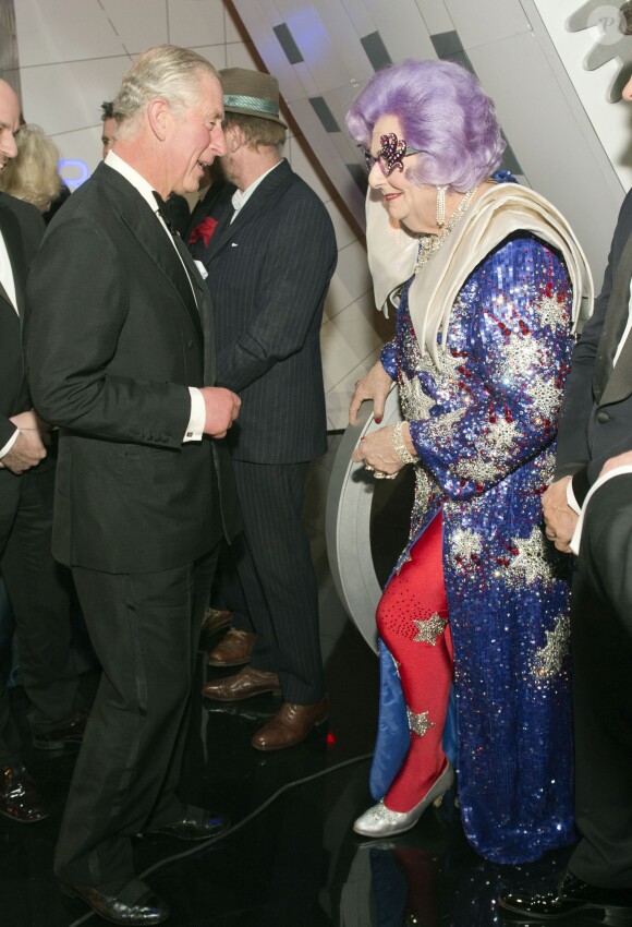 Le prince Charles face à Dame Edna Everage (Barry Humphries) lors de la Royal Variety Performance du 25 novembre 2013 au Palladium, à Londres.