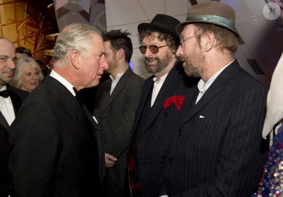 Le prince Charles saluant Chas & Dave lors de la Royal Variety Performance du 25 novembre 2013 au Palladium, à Londres.