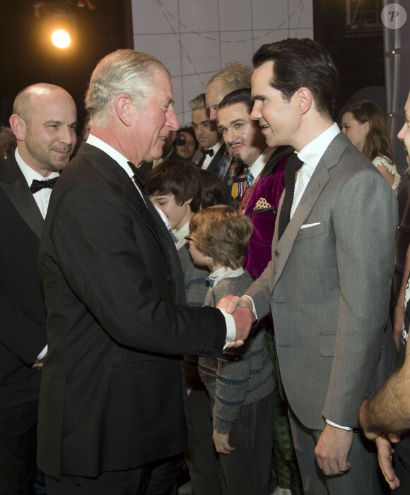 Le prince Charles saluant Jimmy Carr lors de la Royal Variety Performance du 25 novembre 2013 au Palladium, à Londres.