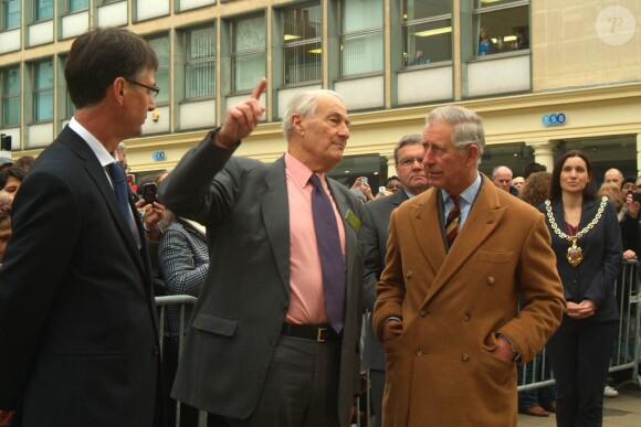 Le prince Charles à Cheltenham le 25 novembre 2013 pour l'inauguration de la Regent Arcad, récompensée cette année pour sa conception éco-responsable.