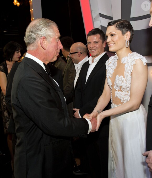 Le prince Charles et la duchesse Camilla saluant Jessie J, très sexy, lors de la Royal Variety Performance du 25 novembre 2013 au Palladium, à Londres.