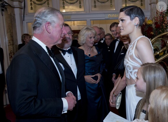 Le prince Charles et la duchesse Camilla saluant Jessie J, très sexy, lors de la Royal Variety Performance du 25 novembre 2013 au Palladium, à Londres.