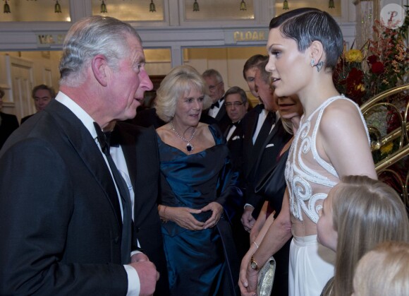 Le prince Charles et la duchesse Camilla saluant Jessie J, très sexy, lors de la Royal Variety Performance du 25 novembre 2013 au Palladium, à Londres.