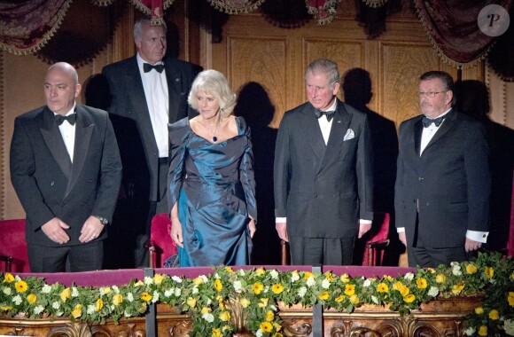 Le prince Charles et Camilla Parker Bowles dans la loge royale lors de la Royal Variety Performance du 25 novembre 2013 au Palladium, à Londres.