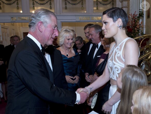 Le prince Charles et la duchesse Camilla saluant Jessie J, très sexy, lors de la Royal Variety Performance du 25 novembre 2013 au Palladium, à Londres.