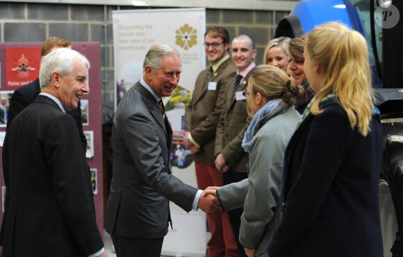 Le prince Charles visite le centre rural de l'innovation de l'université royale d'agriculture dans le Gloucestershire le 25 novembre 2013