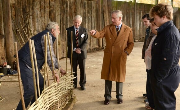 Le prince Charles visite le centre rural de l'innovation de l'université royale d'agriculture dans le Gloucestershire le 25 novembre 2013